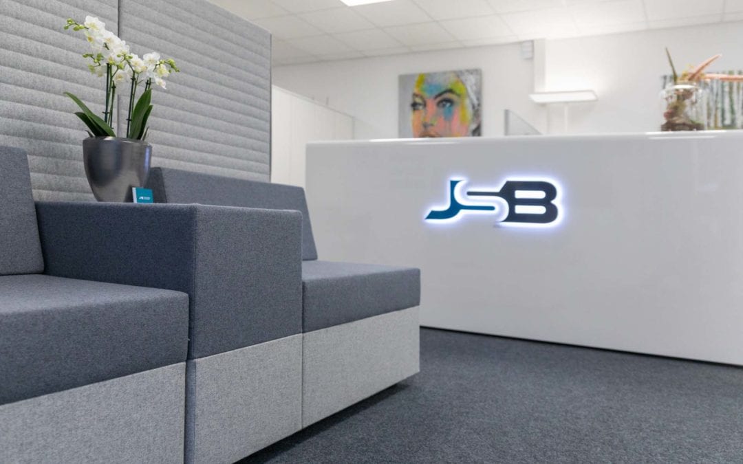 Hochglanz poliertes Büro freut sich auf Ihren Besuch.